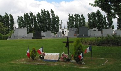 Sur l'ancien emplacement de la stèle, au cimetière St-Laurent, demeurent deux arbustes, quatre drapeaux, une croix avec un bout de tissu noir, des fleurs en plastique et un tableau effacé.