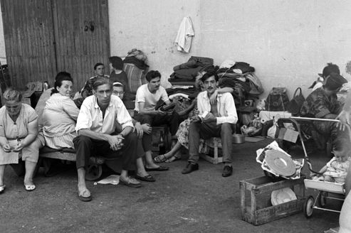 Photo datée du 7 juillet 1962 d'Européens «pieds-noirs» réfugiés dans le port d'Oran en attente d'embarquer pour la France alors que l'Algérie a proclamé son indépendance depuis le référendum d'autodétermination du 1er juillet 1962.