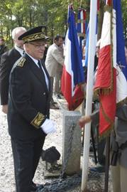 M. Troncy, sous préfet, saluant les porte-drapeaux. Photo DDM,